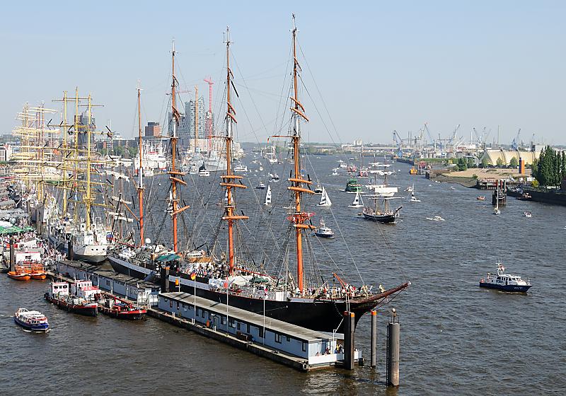 4700_3549 Schiffsmasten von Grosssegler an den Landungsbrücken beim Hamburger Hafengeburtstag. | Hafengeburtstag Hamburg - groesstes Hafenfest der Welt